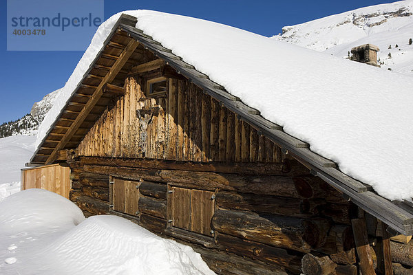 Tief verschneite Alm auf der Plätzwiese  Dolomiten  Südtirol  Italien  Europa