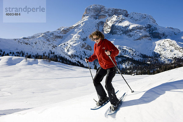 Schneeschuhwanderin  hinten die Hohe Gaisl  Plätzwiese  Dolomiten  Südtirol  Italien  Europa