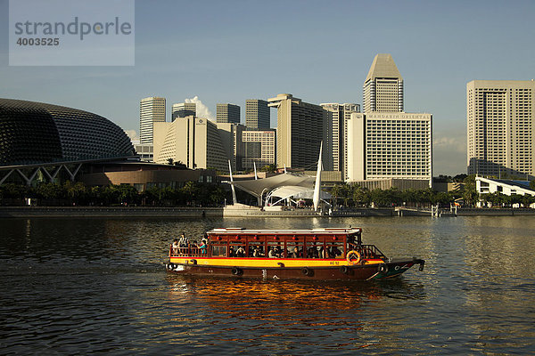Ausflugsboot vor Konzerthalle und Skyline am Singapur River  Esplanade  Singapur  Asien