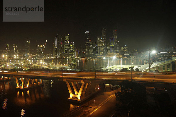 Skyline und Autobahn in Singapur  Asien