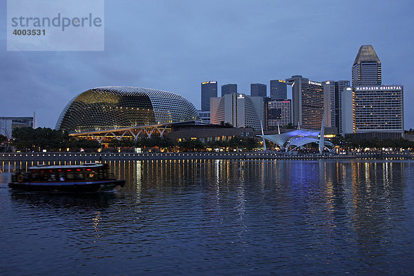 Die Konzerthalle und Skyline am Singapur River  Esplanade  Singapur  Asien