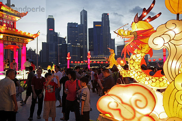 Singapore River Hong Bao Carnival mit beleuchteten Drachen und Figuren zum chinesischen Neujahr vor der Skyline von Singapur  Asien