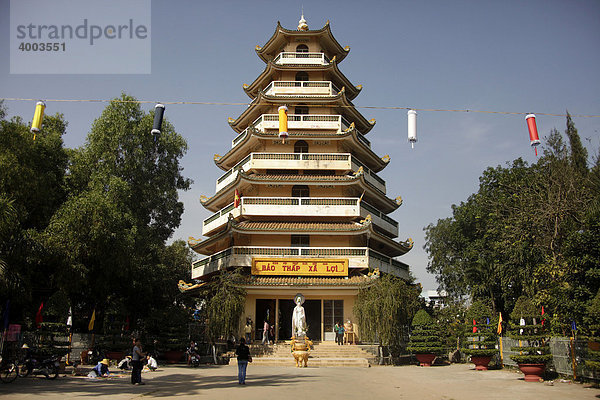 Mehrstöckige Stupa der Giac Lam Pagoda in Saigon  Ho-Chi-Minh-Stadt  Vietnam  Asien