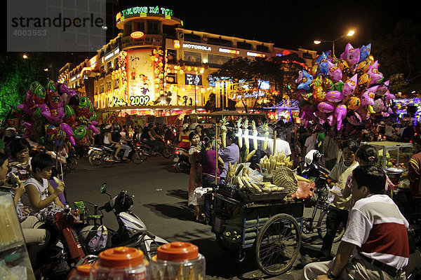 Verkaufsstände nachts in Saigon  Ho-Chi-Minh-Stadt  Vietnam  Asien