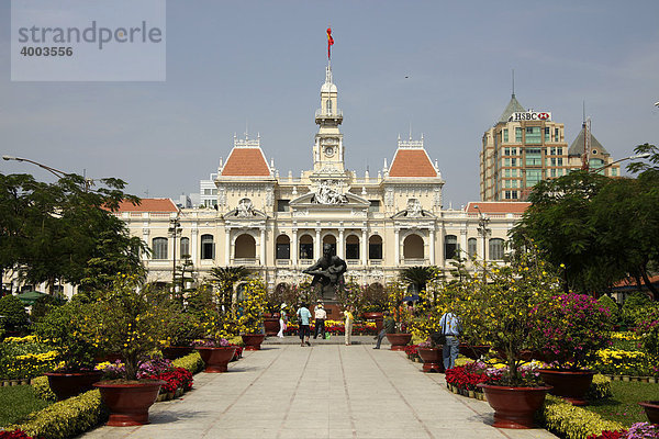 Statue von Ho Chi Minh vor dem Rathaus aus der Kolonialzeit in Saigon  Ho-Chi-Minh-Stadt  Vietnam  Asien