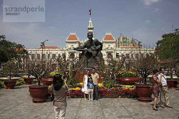 Vietnamesische Familie posiert vor dem Rathaus aus der Kolonialzeit in Saigon  Ho-Chi-Minh-Stadt  Vietnam  Asien