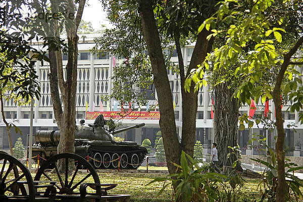 Panzer aus dem Vietnamkrieg vorm Wiedervereinigungspalast in Saigon  Ho-Chi-Minh-Stadt  Vietnam  Asien
