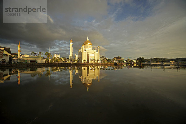 Die königliche Moschee Sultan Omar Ali Saifuddin spiegelt sich in der Lagune in der Hauptstadt Bandar Seri Begawan  Brunei  Asien