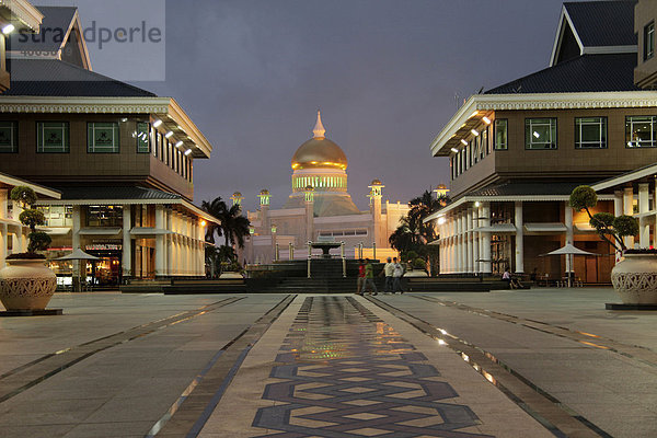 Die königliche Moschee Sultan Omar Ali Saifuddin und ein Shoppingcenter in Bandar Seri Begawan  Brunei  Asien