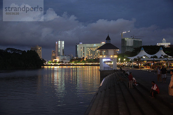 Abenddämmerung an der Kuching Waterfront am Sarawak-Fluss  Kuching  Sarawak  Borneo  Malaysia  Südostasien