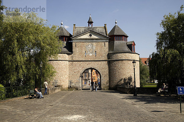 Historisches Stadttor in Brügge  Belgien  Europa