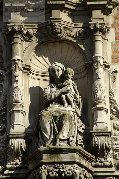 Maria mit Kind an der Fasssade des Belfried auf dem Marktplatz Grote Markt in der Altstadt von Brügge  Belgien  Europa