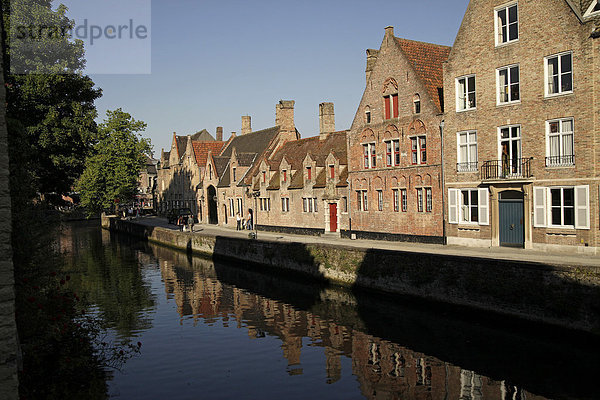 Wohnhäuser spiegeln sich in einem Kanal in der Altstadt von Brügge  Belgien  Europa