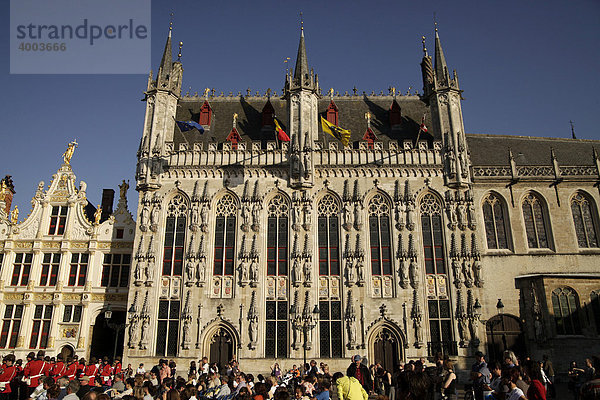 Türme und Fassade des Rathaus in der Altstadt von Brügge  Belgien  Europa