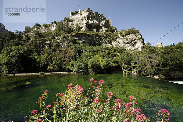 Burgruine auf einem Felsen am Fluss Sorgue bei Fontaine de Vaucluse  Provence  Frankreich  Europa