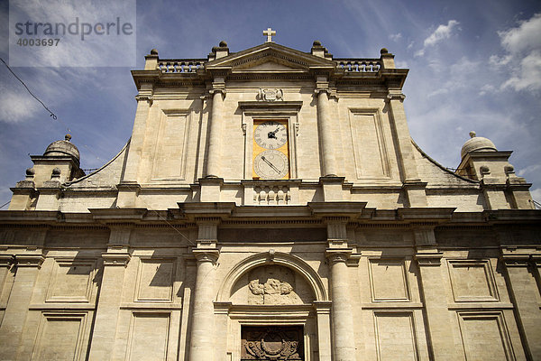 Die barocke Stiftskirche Notre-Dame-des-Anges in Ile sur la Sorgue  Provence  Frankreich  Europa