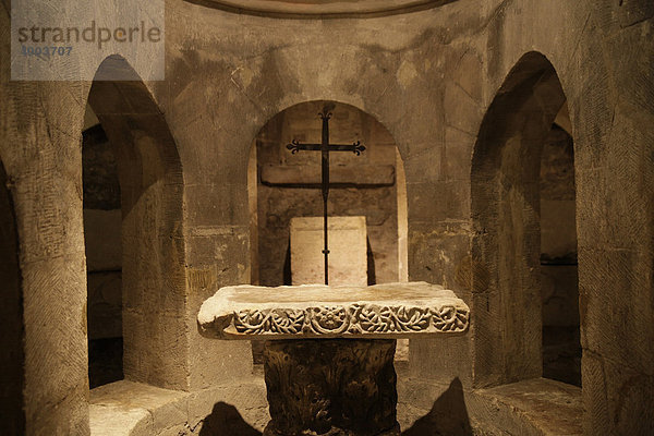 Kellergewölbe und Altar mit Kruzifix in der Kirche Ancienne Cathedrale Ste-Anne in Apt En Provence  Frankreich  Europa
