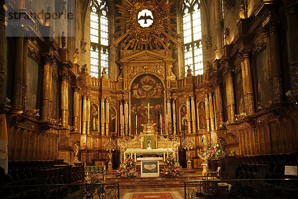 Innenraum und Altar der Kirche St. Pierre in Avignon  Provence  Frankreich  Europa