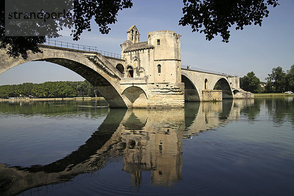 Die RhÙne-Brücke Pont St. BÈnÈzet  bekannt aus dem Volkslied Sur le pont díAvignon  Avignon  Provence  Frankreich  Europa