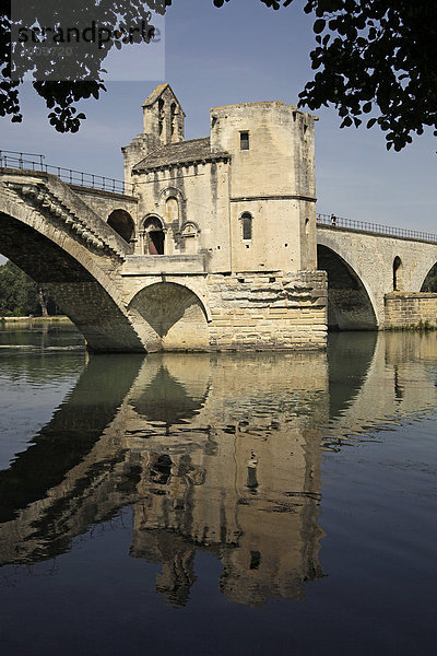 Die RhÙne-Brücke Pont St. BÈnÈzet  bekannt aus dem Volkslied Sur le pont díAvignon  Avignon  Provence  Frankreich  Europa