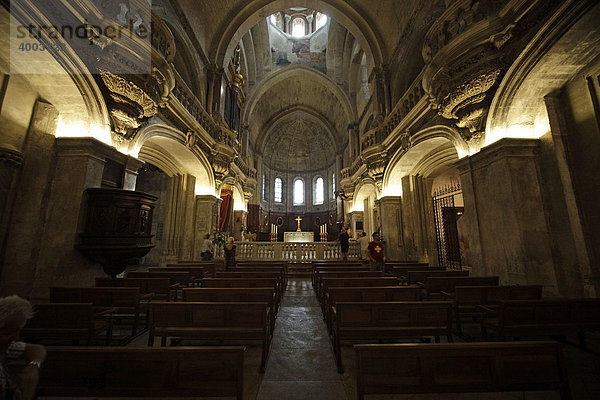 Innenraum der Kathedrale Notre-Dame-des-Doms in Avignon  Provence  Frankreich  Europa