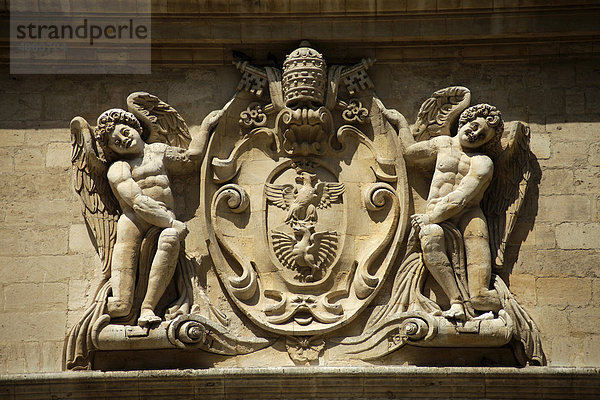 Wappen der Familie Borghese an der Fassade des Hotel des Monnaies in Avignon  Provence  Frankreich  Europa