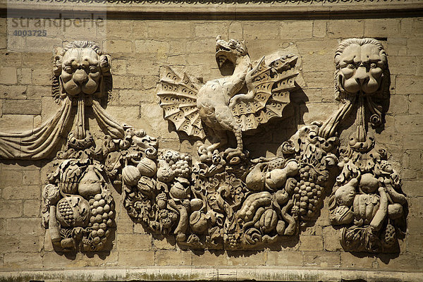 Drachen aus dem Wappen der Familie Borghese an der Fassade des Hotel des Monnaies in Avignon  Provence  Frankreich  Europa