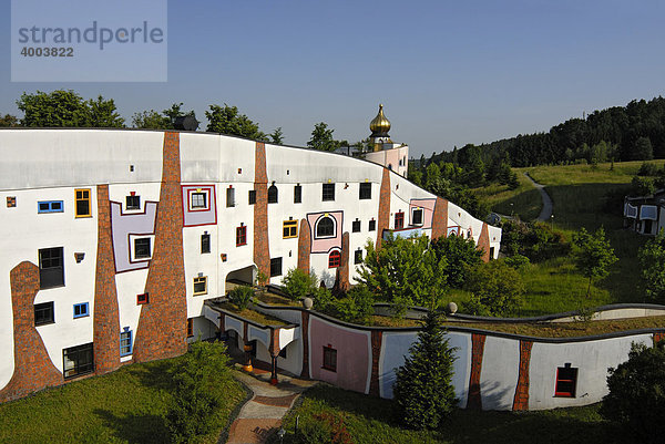 Bunte Fassade des Hotels und Therme Rogner Bad Blumau  entworfen von Friedensreich Hundertwasser  Bad Blumau  Österreich  Europa