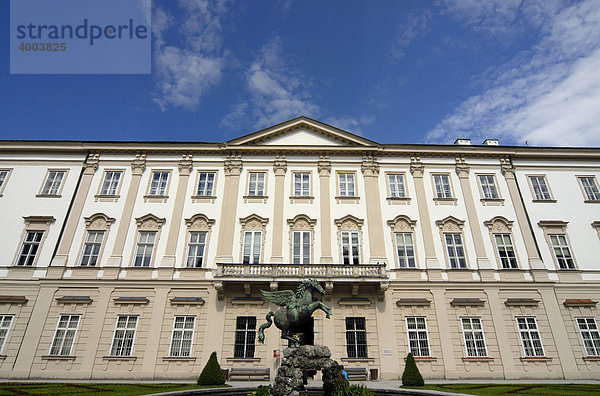 Frontansicht der barocken Fassade  Schloss Mirabell in Salzburg  Österreich  Europa