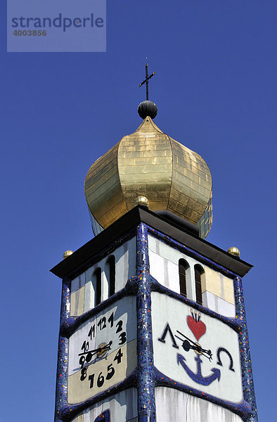 Turm der St. Barbara-Kirche  Kirche der Hl. Barbara  neugestaltet von Friedensreich Hundertwasser  in Bärnbach  Steiermark  Österreich  Europa