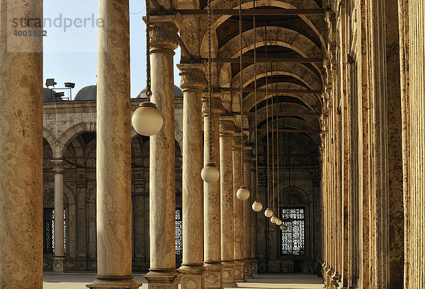 Runde Arkaden um den offenen Hof der Moschee des Muhammad Ali Pascha  Alabaster-Moschee  Zitadelle von Kairo  Ägypten  Nord-Afrika