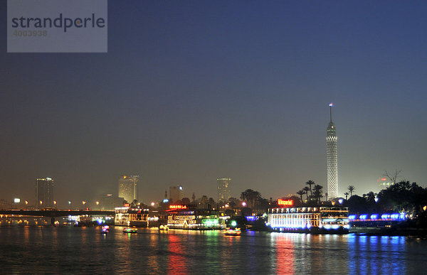 6. Oktober-Brücke und Insel Gezira mit El Borg-Turm bei Nacht  am Flussufer des Nils  Kairo  Ägypten  Nord-Afrika