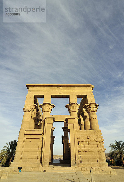 Trajanskiosk  hypaethraler Tempel  Isis-Tempel auf der Insel Philae  Nasser-See in der Nähe von Assuan  Ägypten  Nord-Afrika