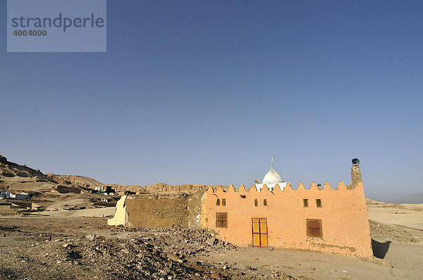 Buntbemalte Dorfmoschee  auf dem Land bei Luxor  Ägypten  Nord-Afrika