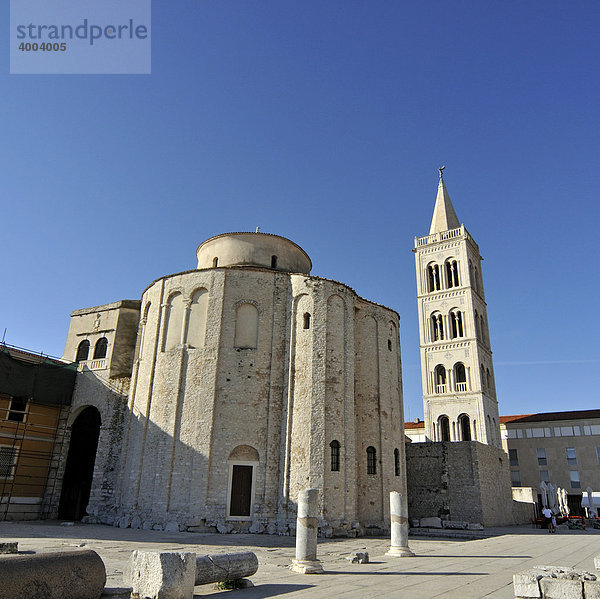 Vor-romanische Kirche Sveti Donat aus dem neunten Jahrhundert  St. Donatus  Crkva Svetog Donata  mit Campanile  Glockenturm  Domkirche der Heiligen Anastasia in Zadar  Kroatien  Europa