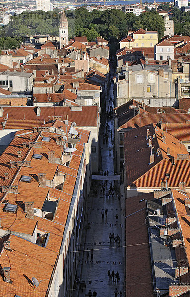 Luftaufnahme einer Straße in Zadar  Dalmatien  Kroatien  Europa