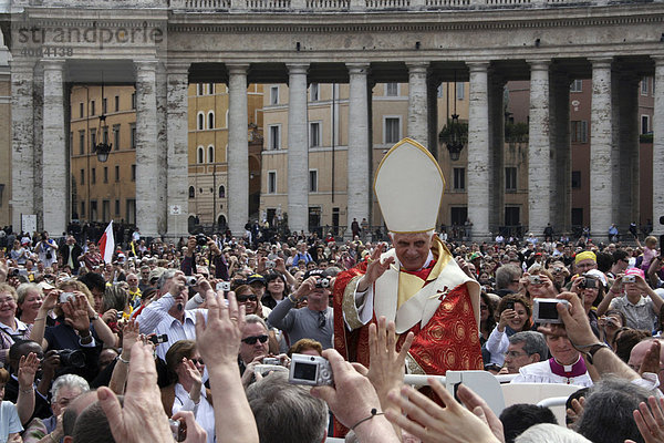 Papst Benedict XVI bei einer Messe zum Todestag von Johannes Paul II  Vatikan  Rom  Italien