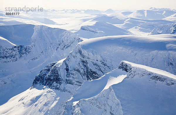 Blick über das Skandinavische Gebirge  im Vordergrund der Berg Tolpagorni  in Lappland  Nord-Schweden  Schweden