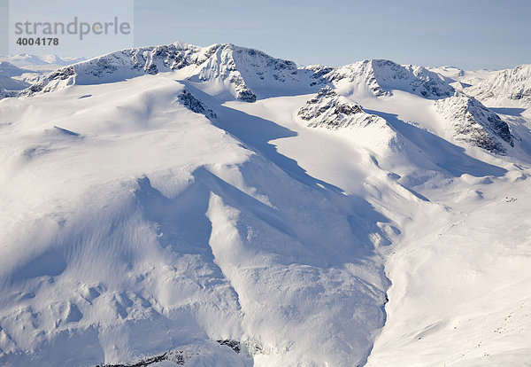 Blick auf das Kebnekaise-Massiv mit den zwei Gletschern Stoglaciären  rechts oberhalb der Bildmitte  und Isfallsglaciären  weiter rechts  in Lappland  Nord-Schweden  Schweden