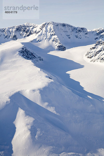 Blick auf das Kebnekaise-Massiv  Schweden mit dem Gletscher Stoglaciären  rechts oberhalb der Bildmitte  in Lappland  Nord-Schweden  Schweden