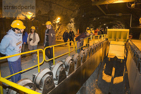 Besucher besichtigen eine Entladestation in der LKAB InfoMine des LKAB Eisenerz-Bergwerks in Kiruna  Lappland  Nord-Schweden  Schweden