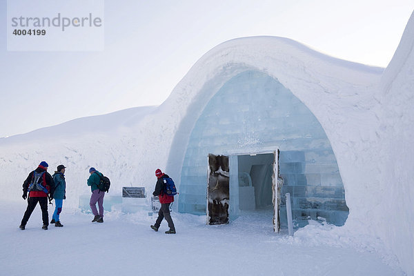 Besucher vor dem Eishotel in Jukkasjärvi  Lappland  Nord-Schweden  Schweden