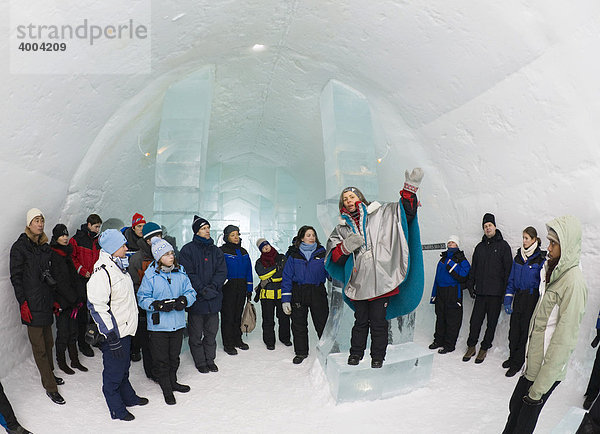 Besucher stehen während einer Führung im Eishotel in Jukkasjärvi  Lappland  Nord-Schweden  Schweden