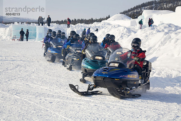 Eine Gruppe von Schnee-Scooter-Fahrern startet vor dem Eishotel von Jukkasjärvi in Lappland  Nord-Schweden  Schweden
