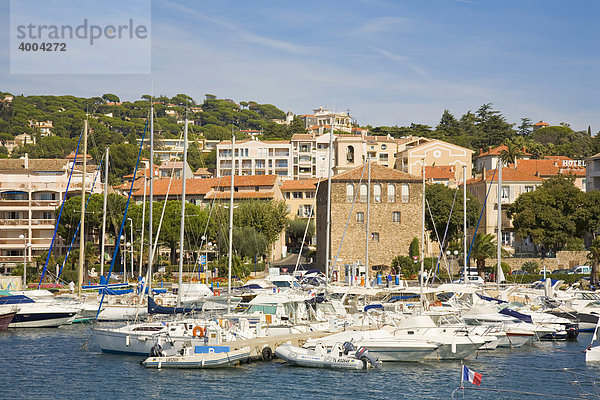 Boote liegen im Hafen von Sainte-Maxime  DÈpartement Var  an der Cote d'Azur  Provence  Südfrankreich  Frankreich