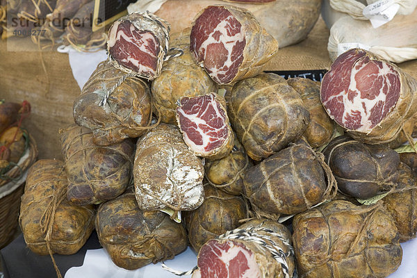 Coppa  ein korsisches Fleischprodukt  wird angeboten auf einem Bauernmarkt in Sainte-Maxime  DÈpartement Var  an der Cote d'Azur  Provence  Südfrankreich  Frankreich