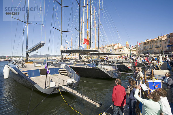 Segelyachten liegen während der Segel-Regatta Les Voiles de Saint-Tropez im Hafen von Saint-Tropez  DÈpartement Var  an der Cote d'Azur  Provence  Südfrankreich  Frankreich