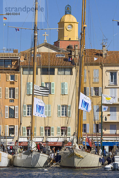 Segelyachten liegen während der Segel-Regatta Les Voiles de Saint-Tropez im Hafen von Saint-Tropez  DÈpartement Var  an der Cote d'Azur  Provence  Südfrankreich  Frankreich