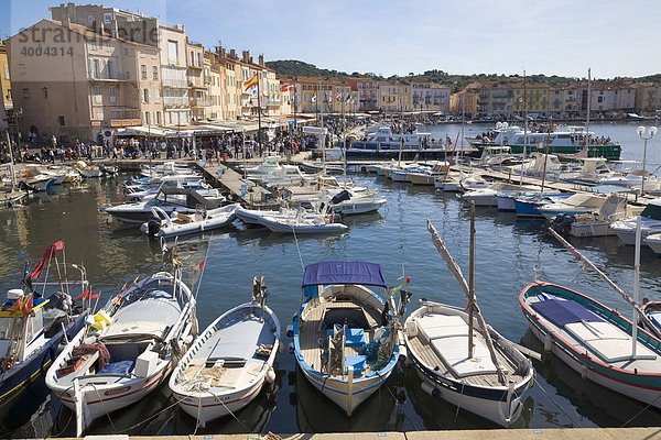 Boote liegen im Hafen von Saint-Tropez  DÈpartement Var  an der Cote d'Azur  Provence  Südfrankreich  Frankreich