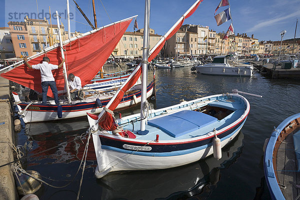 Segelboote liegen im Hafen von Saint-Tropez  DÈpartement Var  an der Cote d'Azur  Provence  Südfrankreich  Frankreich
